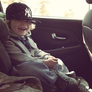 Tämäkin isin rakas kerkesi täyttämään jo 3 vuotta. Mirkku-täti ja Kapa-setä toi Ludalle hienon lippiksen tuliaisina Dubaista.