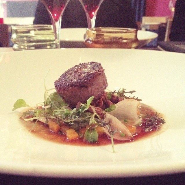 Ravintola Juuren pääruoka-annosta luomukyytöstä ei voi kuvailla kuin suussa sulavaksi.