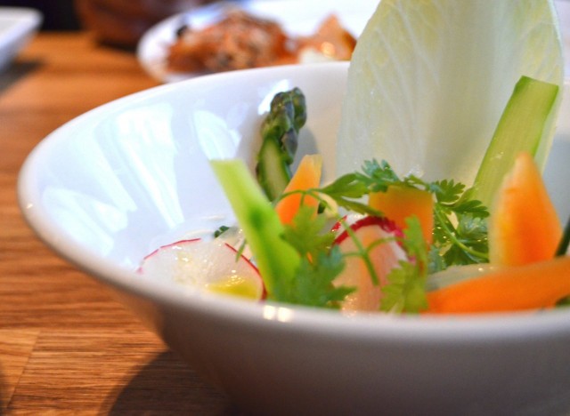 Vuohenjuustoa ja salaattia.