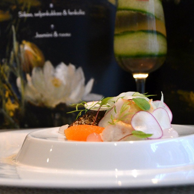 Siikaa, seljankukkaa ja fenkolia, lasissa jasmiini ja ruusu.