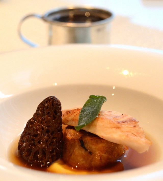 Kevätkananpoikaa, huhtasientä ja lipstikkaa, juomassa inkivääriä ja sherryä.