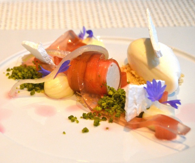 raparperia, varsiselleriä ja jogurttia.