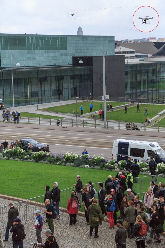 Cityn kuvaaja ikuisti sattumalta My Helsinki -videon kuvauskopterin Hetero Pride -mielenosoituksessa Eduskuntatalolla. Toim. huom. kuvaaja ei osallistunut mielenosoitukseen.