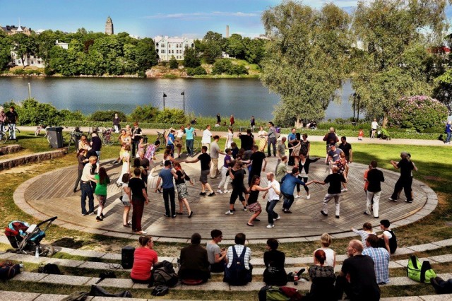 Oopperatalon puistossa tanssitaan kesällä lindy hopia maanantai-iltaisin.