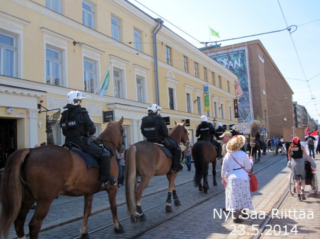 Ratsupoliisit turvasivat legendaaristen luutamummojen taivalta.