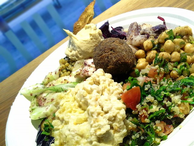 Lautasellinen Libanonilaisia herkkuja, kyllä kiitos!