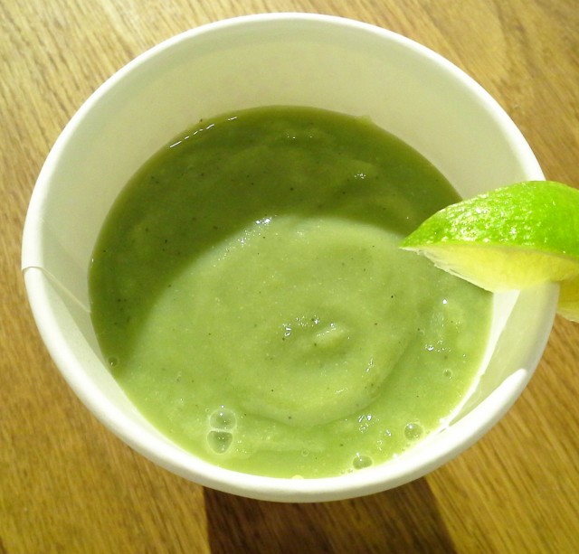 Mukissa "Viherkuuri": omena, päärynä, avocado, lehtikaali, tulsi, chlorella ja appelsiinimehu.