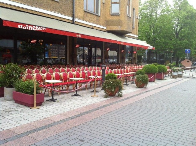 Rennon terassi korkkaamattomana ja uutuudenkarheana.