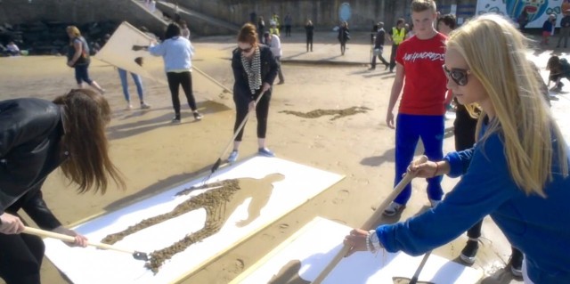 Yli 60 vapaaehtoista ympäri maailmaa osallistui The Fallen -teoksen toteutukseen.