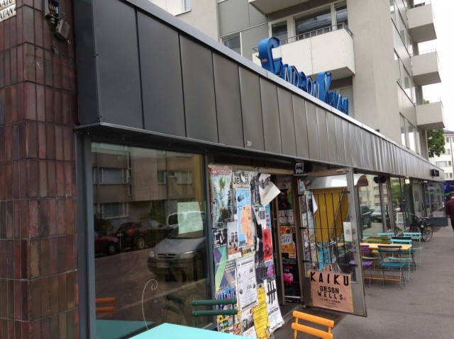 Älä anna Sandron ulkokuoren hämätä. Sisällä tapahtuu asioita.