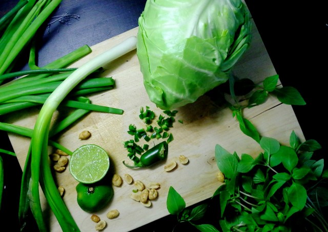 Tuhtien nuudelikakkusten kaveriksi paljon vihreää!