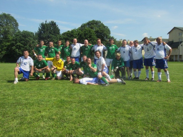 Suomen ja Irlannin maajoukkueiden kannattajat ottelun jälkeisessä yhteiskuvassa. Huuhkaja-fanit nöyrtyivät helteessä lukemin 1-3.