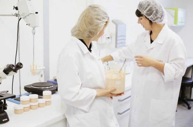 Noora testaamassa uutta tuotettaan.