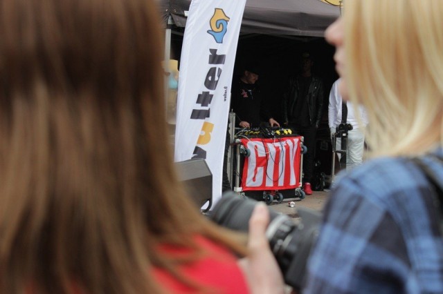 Spin FM:n dj Nestar soitti Narinkkatorilla musiikkia.