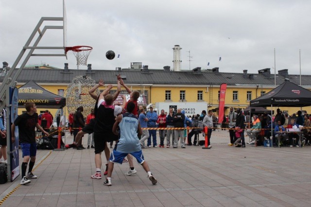 Päivänä aikana pelattiin useita korismatseja.