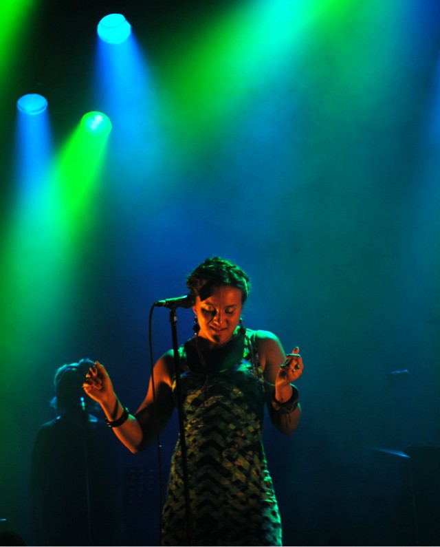 Sandhja levyjulkkareissaan.