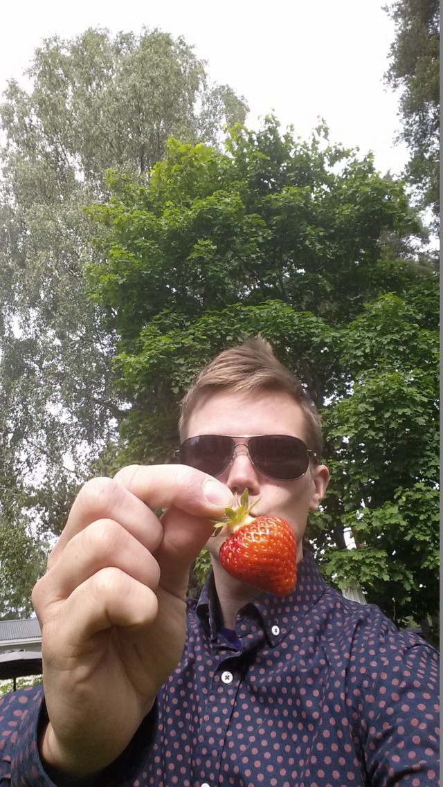 Kesä alkaa oman pihan mansikasta.