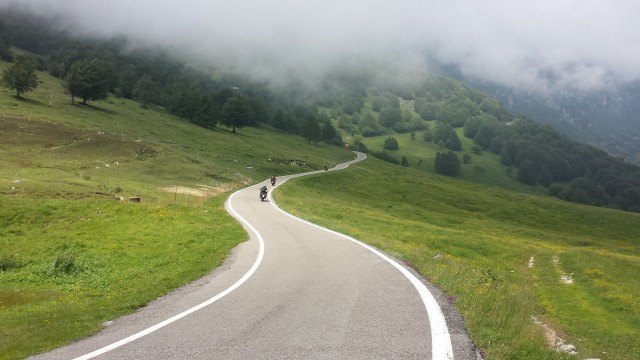 Gardajärven itäpuolella on upea prätkäreitti.