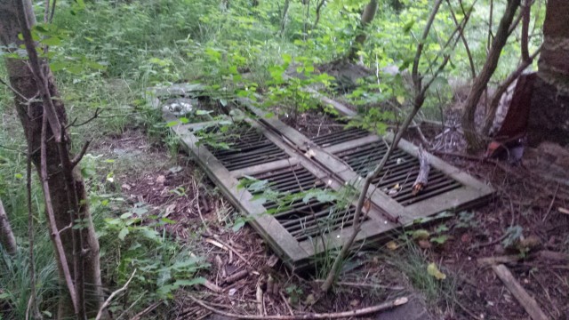 Hylätty talo oli kärsinyt ilkivallasta.