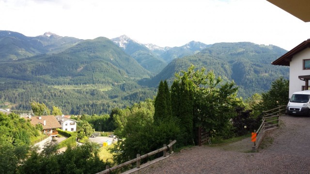 Upeat on maisemat. (kuva on viereisen talon pihalta)