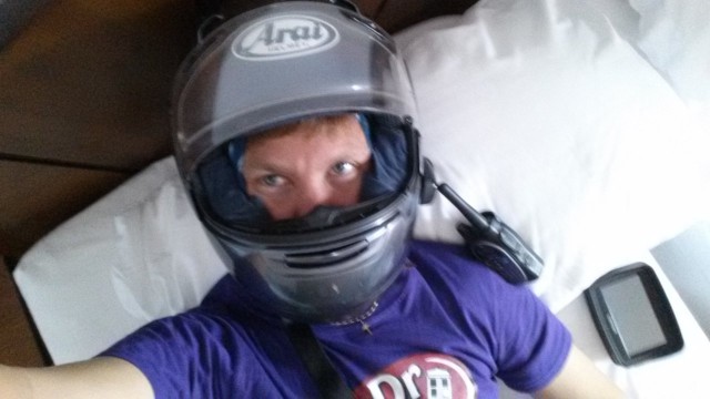 Mies, kypärä ja radiopuhelin. Valmiina lähtöön.