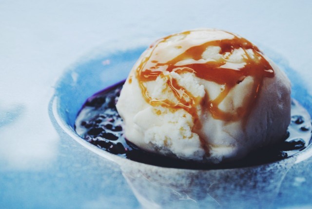 Saaren perinteistä tervajäätelöä ja kuningatarhilloa