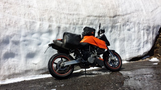 Huipulla oli vielä paljon lunta. Tiet olivat silti sulat.