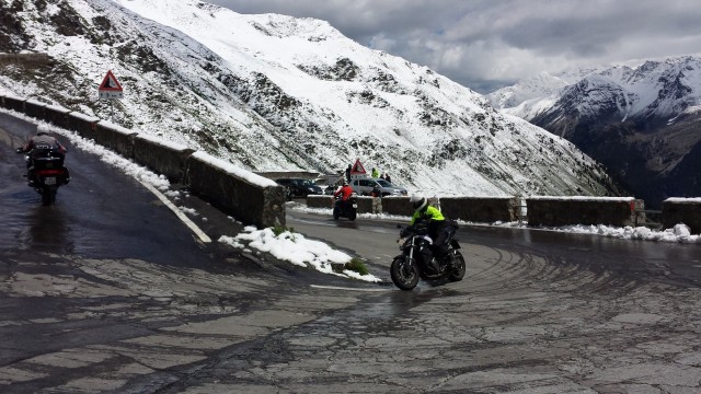 Mutka-ajoa tuli harjoiteltua. Paljon. Ja oli kivaa. Nousu Stelviolle.