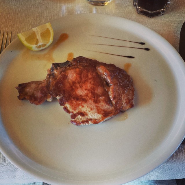 Ruoat eivät ole Italiassa mietittyjä kokonaisuuksia vaan joudut itse rakentamaan ateriasi. Jos tilaat pihvin, saat pelkän pihvin.