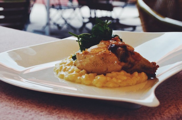 Paahdettua maissikananrintaa ja parmesanrisottoa.