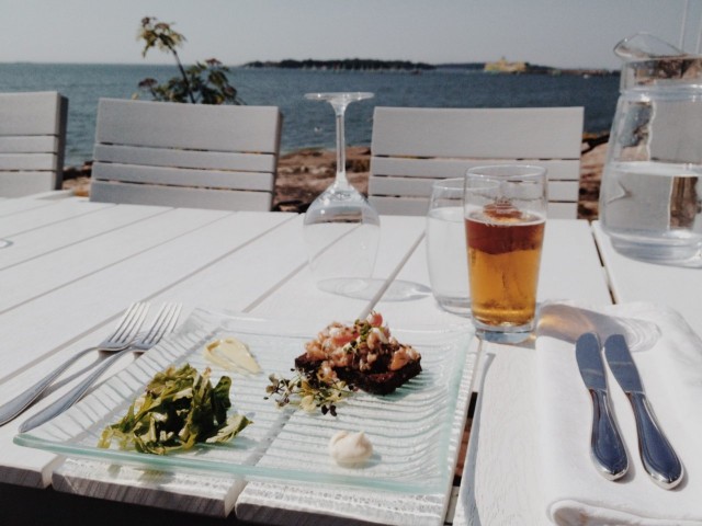 Alkuruoka: lohitartar, piparjuurta ja ruista.