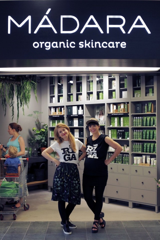 Madaran perustaja Lotte sekä Noora Madaran uudistetun liikkeen edessä Riikassa.