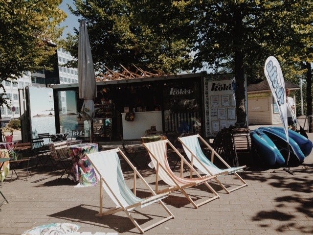 Café Köketin konttikahvilan terassi on täydellinen paikka nauttia merellisestä Helsingistä.