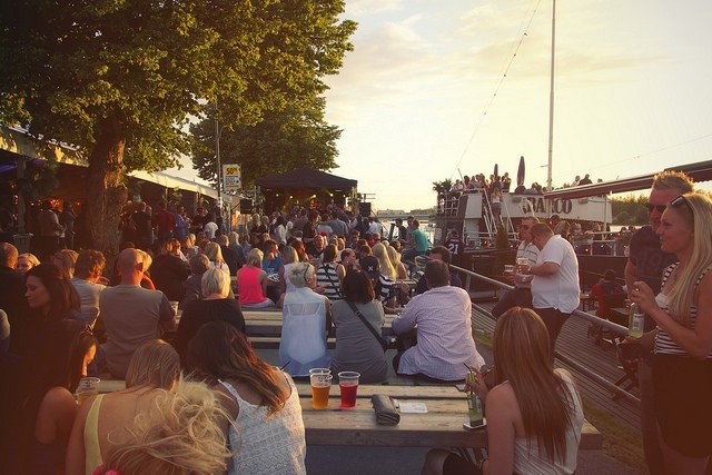 Pori Jazzin rantakadun tunnelmaa.