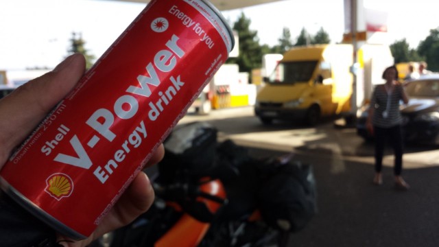 V-Poweria tankkiin ja omaan napaan niin pääsee kovempaa. Nopeusrajoitukset on usein ihan turhia.