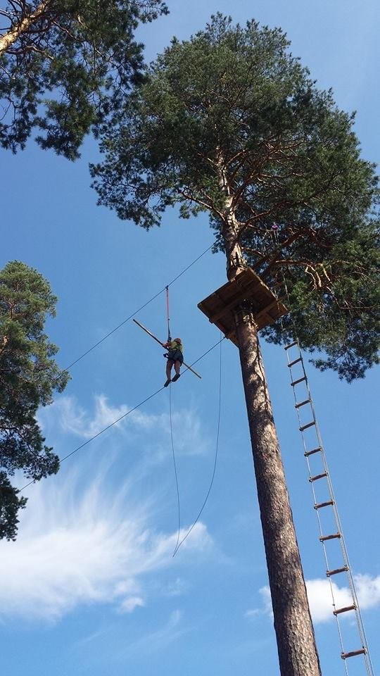 Ensimmäinen tehtävä Vierumäen Flow Parkin vitosradalla oli köysitikkaiden jälkeinen nuorallakävely. Hurjan korkealla!