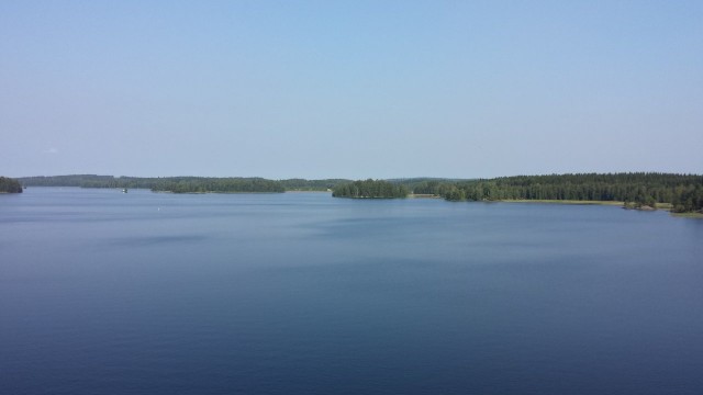Suomessa on aivan upeita paikkoja. Upeita siltoja ja järvimaisemia. Kuva Kalkkisten sillalta.