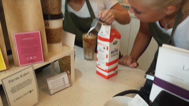 Koulutus käynnissä. Jäälatteni valmistumista seurataan tarkasti.