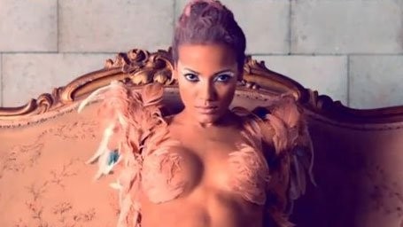 Selita Ebanks esittää Runaway -lyhytelokuvassa Feeniks -lintua. Kuva kuvakaappaus Kanye Westin lyhytelokuvasta.