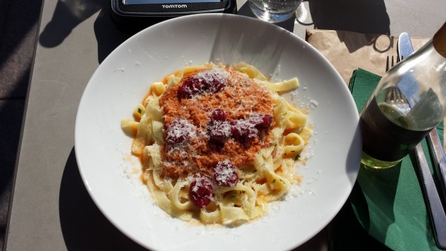 Tagliatelle täyttää vatsaa mukavasti, ehkä vähän liikaakin, mutta ei haittaa, sillä kaniraguu, hillotut tomaatit ja basilika tekevät tagliatellesta raikkaan ja maukkaan.