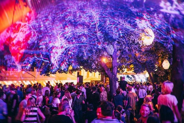 Backyardin bileet jatkuivat sunnuntaina siihen asti, että järjestysmiehet neuvoivat tanssijoita poistumaan.