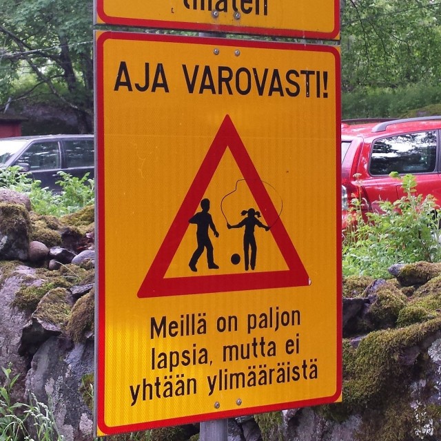 Hyvä liikennemerkki. Meillä on paljon lapsia, muttei yhtään liikaa.