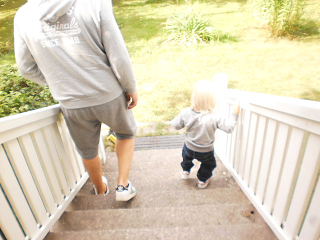 Nuorin näyttelijä poistumassa estradilta kohti seuraavaa keikkaa managerin avustamana