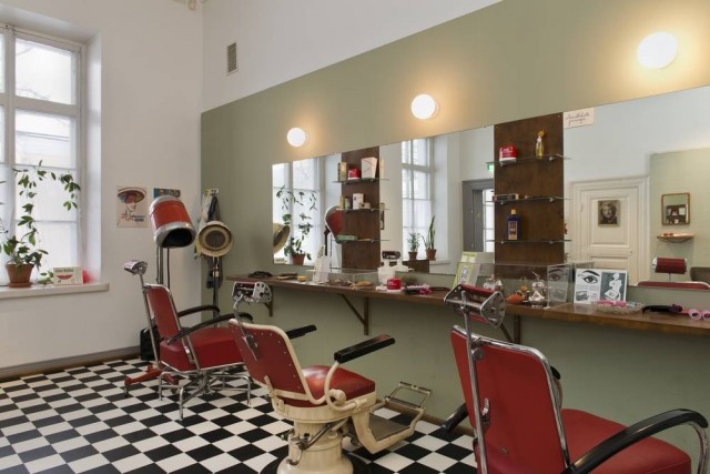 Hakasalmen huvilassa voi istahtaa aitoon 50-luvun kampaamotuoliin.