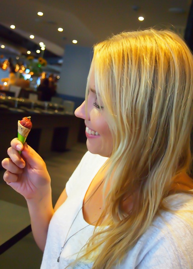 Juulia herkuttelemassa