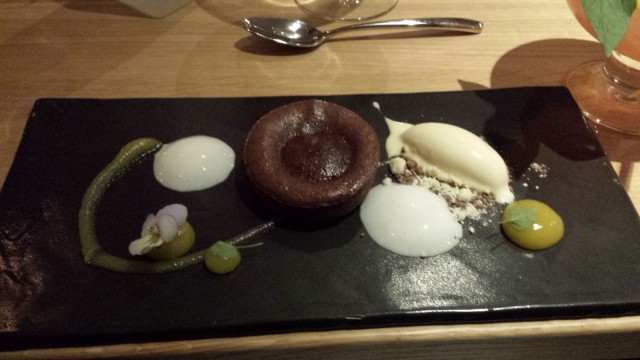 Crema Batida. Tummasuklaa-chilifondantti, appelsiinijäätelö.