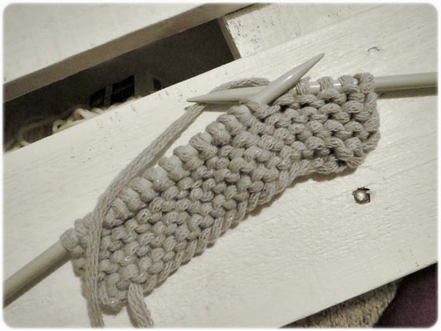 Luo noin 20 silmukkaa ja neulo aina oikeaa