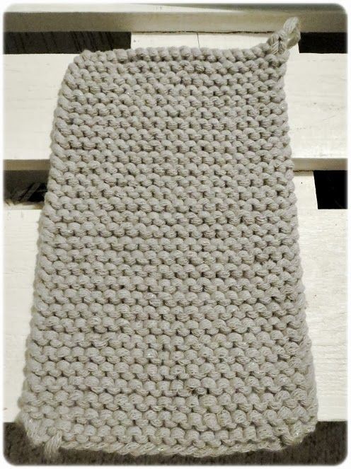 Valmiin mitta 29x18 Leikkaa vuoresta saman kokoinen pala kuin pussukan päälliosa ja ompele ompelukoneella sivusaumat.