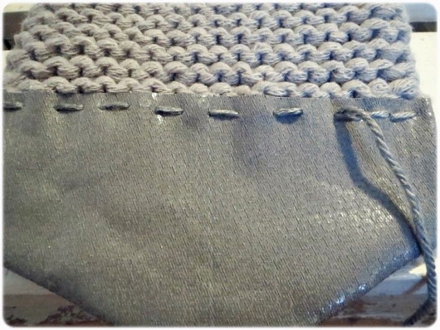 Tee reiät läpän takaosaan ja ompele se toisella langalla kiinni pussukkaan Kiinnitä kiinnitin laukkuun