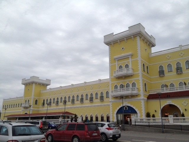 Onnentähti-hotellin ja ruokakaupan yhteinen sisäänkäynti muistuttaa Disney-linnaa.